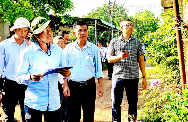 Phó chủ tịch UBND tỉnh Võ Văn Chánh (bìa trái) thị sát đối chứng bản đồ tại xã Bình Sơn. Ảnh: K.Giới