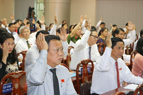 Các đại biểu HĐND tỉnh biểu quyết thông qua chương trình kỳ họp