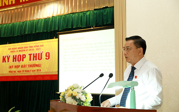 Giám đốc Sở Nội vụ Nguyễn Văn Thuộc trình bày tờ trình tại kỳ họp