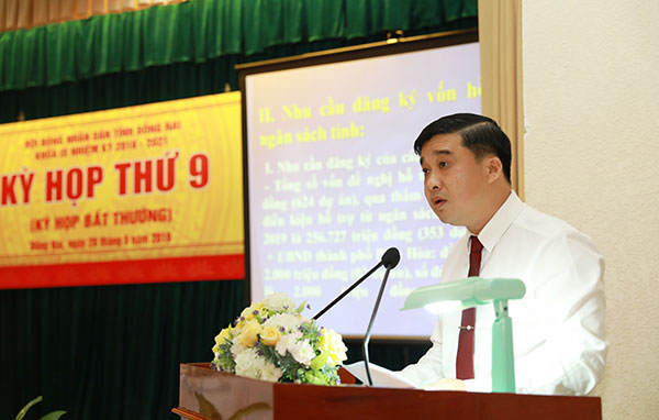 Giám đốc Sở Kế hoạch - đầu tư Hồ Văn Hà trình bày tờ trình tại kỳ họp