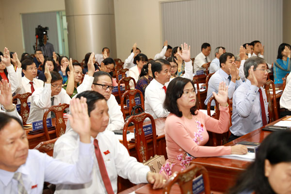 Các đại biểu HĐND tỉnh biểu quyết thông qua 4 Nghị quyết tại kỳ họp (ảnh: Huy Anh)