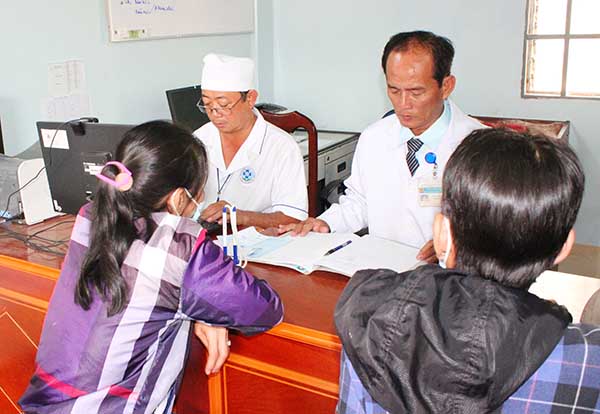 Người nhiễm HIV được bác sĩ tư vấn dùng thuốc tại Trung tâm y tế TP.Biên Hòa.