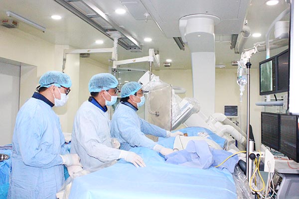 Trong sáng ngày 29-5, ê kíp bác sĩ, kỹ thuật viên của hai bệnh viện đã thực hiện thành công kỹ thuật điều trị rối loạn nhịp tim bằng sóng cao tần cho 2 bệnh nhân.
