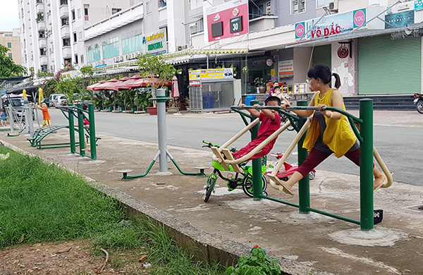 Một khu vui chơi, luyện tập thể dục - thể thao ở phía trước chung cư B1, phường Quang Vinh (TP.Biên Hòa)