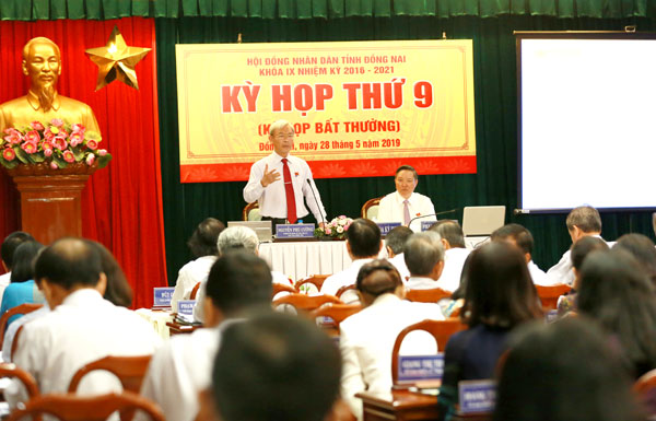 Đồng chí Nguyễn Phú Cường, Bí thư Tỉnh ủy, Chủ tịch HĐND tỉnh điều hành kỳ họp thứ 9. (Ảnh: Huy Anh)