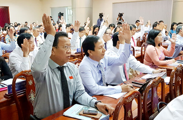 Các đại biểu HĐND tỉnh biểu quyết thống nhất các tờ trình của UBND tỉnh. (Ảnh: Hải Quân)
