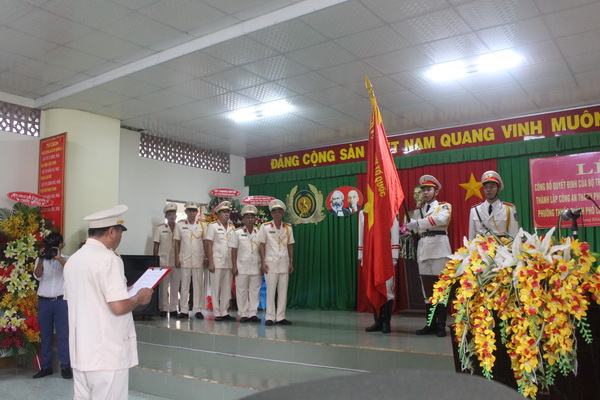 Đại tá Ngô Quang Tuấn, Trưởng Công an TP.Long Khánh đọc lời tuyên thệ