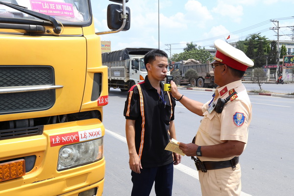 Cảnh sát giao thông kiểm tra nồng độ cồn của lái xe tải trên quốc lộ 51, đoạn qua khu vực xã Tam Phước (TP.Biên Hòa)