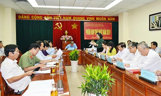 Trưởng ban Thi đua khen thưởng tỉnh Vy Vũ Hồng Thảo báo cáo hoạt động của công tác thi đua khen thưởng trên địa bàn tỉnh