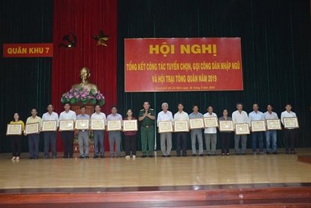 Trung tướng Võ Minh Lương tặng Bằng khen của Quân khu cho các hộ gia đình tiêu biểu trong công tác tuyển quân năm 2019.