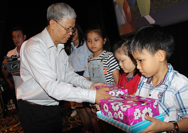 Ông Nguyễn Văn Liễu, Phó bí thư thường trực Đảng ủy của Tổng công ty Tín Nghĩa trao phần thưởng cho các thiếu nhi là con của cán bộ, công nhân viên đã đạt thành tích học tâp cao trong năm học vừa qua.