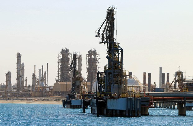 Một cơ sở khai thác dầu ở thị trấn al-Buraqah, Libya. (Nguồn: AFP/TTXVN)