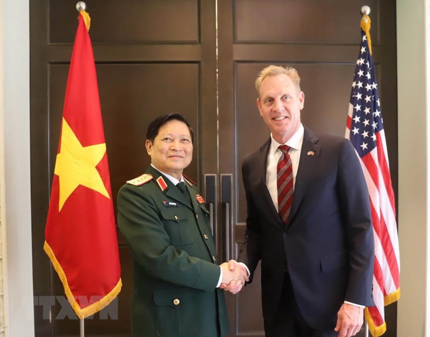 Bộ trưởng Quốc phòng Việt Nam Ngô Xuân Lịch và Quyền Bộ trưởng Quốc phòng Mỹ Patrick Shanahan. (Ảnh: Xuân Vịnh/TTXVN)