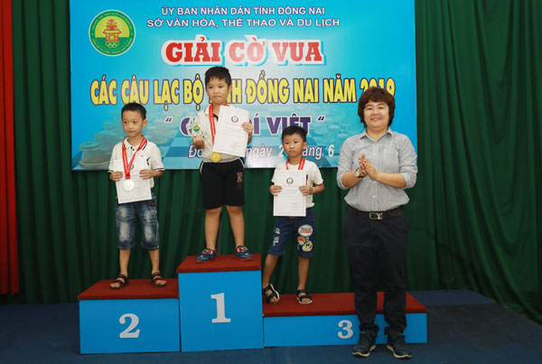 Ban tổ chức trao giải cho các kỳ thủ nhí giành thứ hạng nhóm 6 tuổi trở xuống.