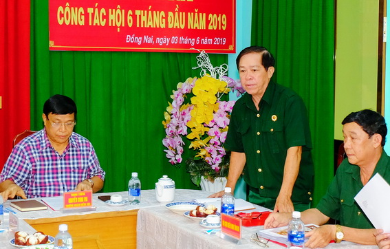 Chủ tịch Hội Cựu chiến binh tỉnh Dương Hòa Hiệp trao đổi các vấn đề của Hội Cựu chiến binh tỉnh với đoàn kiểm tra 