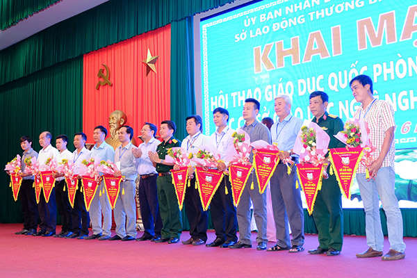 Lãnh đạo Sở Lao động - thương binh và xã hội và Bộ Chỉ huy quân sự tỉnh trao cờ lưu niệm cho các đoàn tham dự hội thao.