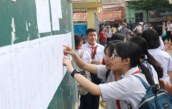 Các em học sinh tra cứu thông tin trên danh sách thí sinh tại Hội đồng thi trường THCS Lê Quang Định
