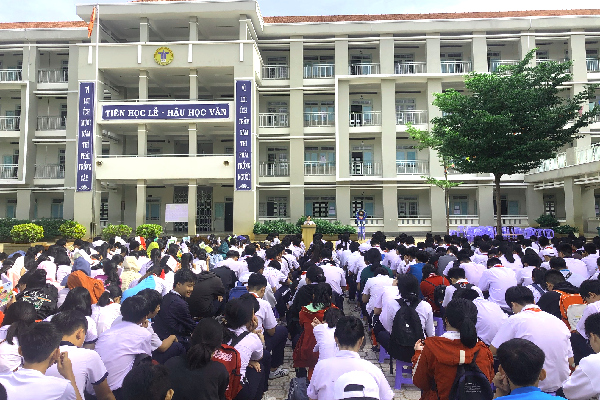 Các thí sinh nghe phổ biến quy chế thi tại Hội đồng thi tuyển sinh lớp 10 (Trường THCS Thống Nhất, phường Thống Nhất, TP.Biên Hòa) 