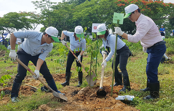 Cán bộ, nhân viên các công ty trong khu công nghiệp Amata tham gia trồng cây hưởng ứng chương trình.