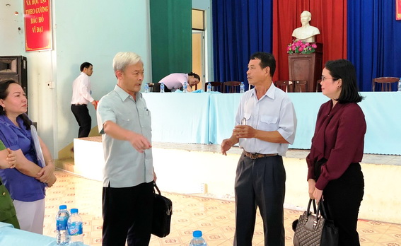 Bí thư Tỉnh ủy, Chủ tịch HĐND tỉnh Nguyễn Phú Cường tiếp xúc cử tri để giải thích rõ một kiến nghị cụ thể