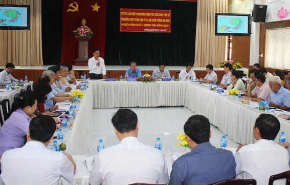 Chủ tịch UBND tỉnh Đinh Quốc Thái và lãnh đạo các sở ngành liên quan làm việc với huyện Vĩnh Cửu.