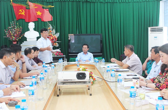 Phó chủ tịch UBND tỉnh Võ Văn Chánh chủ trì buổi làm việc