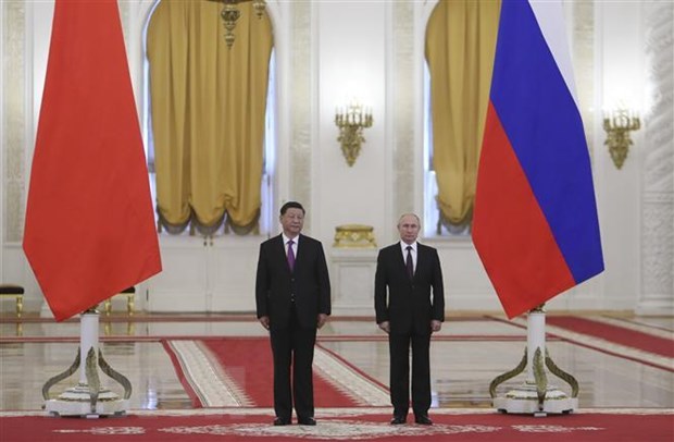 Tổng thống Nga Vladimir Putin (phải) và Chủ tịch Trung Quốc Tập Cận Bình (trái) tại cuộc gặp ở Moskva ngày 5-6. (Ảnh: AFP/TTXVN)