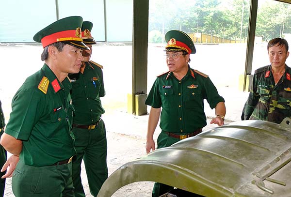 Thiếu tướng Nguyễn Khắc Nam, Tư lệnh Binh chủng Tăng – thiết giáp (giữa), kiểm tra thực tế tại nhà kho niêm cất xe tăng của Lữ đoàn Tăng – thiết giáp 22. Ảnh: Đăng Tùng.