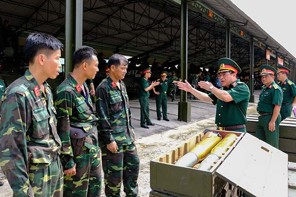 Thiếu tướng Nguyễn Khắc Nam, Tư lệnh Binh chủng Tăng – thiết giáp (thứ 3 từ phải qua), kiểm tra kiến thức thực tế các kíp xe tăng của Lữ đoàn Tăng – thiết giáp 22. 