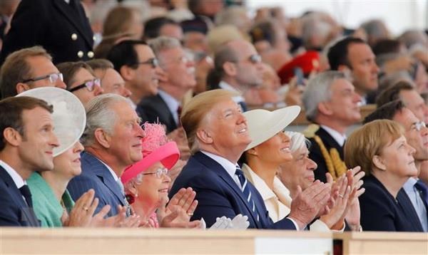Tổng thống Mỹ Donald Trump (thứ 5, trái, hàng đầu), Nữ hoàng Anh Elizabeth II (thứ 4, trái, hàng đầu), Thủ tướng Anh Theresa May (thứ 2, trái, hàng đầu) cùng lãnh đạo các nước tham Lễ kỷ niệm 75 năm ngày quân Đồng minh đổ bộ vào bãi biển Normandy, tại thành phố Portsmouth, Anh. (Ảnh: AFP/TTXVN)