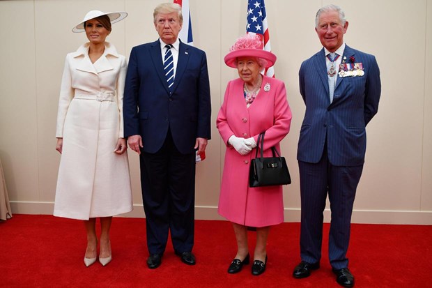 Tổng thống Mỹ Donald Trump cùng phu nhân Melania Trump, Nữ hoàng Anh Elizabeth II và Thái tử Charles tại Lễ kỷ niệm 75 năm ngày quân Đồng minh đổ bộ vào bãi biển Normandy. (Nguồn: Reuters)