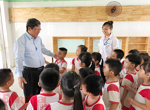 Phó giám đốc Sở GD-ĐT Đào Đức Trình hỏi thăm một giáo viên được đào tạo trình độ cao đẳng mầm non công tác tại Trường mầm non Đông Phương xã Hố Nai 3, huyện Trảng Bom.