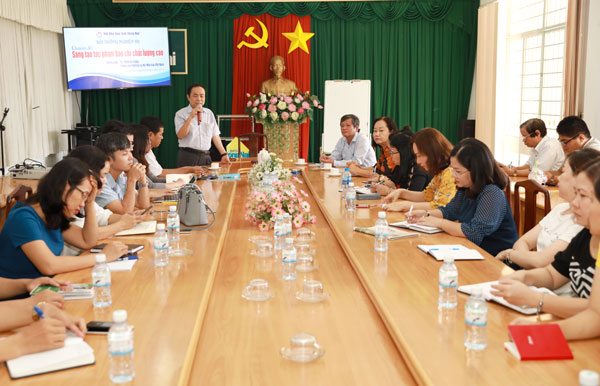 Tiến sĩ Trần Bá Dung, Trưởng ban nghiệp vụ Hội Nhà báo Việt Nam trao đổi tại lớp tập huấn