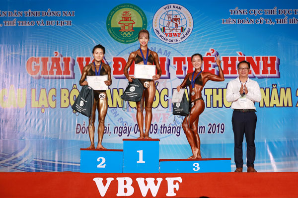 Phó giám đốc Sở Văn hóa, thể thao và du lịch Đồng Nai Nguyễn Xuân Thanh trao giải cho các VĐV nữ giành thứ hạng