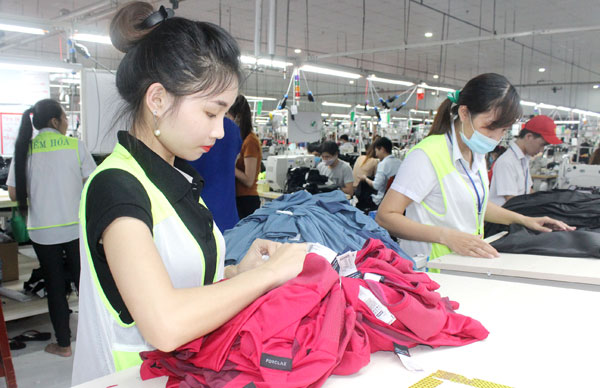 Sản xuất hàng may mặc ở Khu công nghiệp Amata (TP.Biên Hòa). Ảnh: Hương GIang