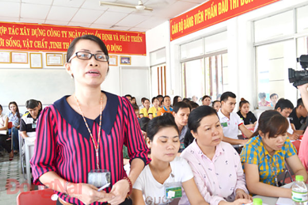 Đảng viên Chi bộ Công ty TNHH Pouchen Việt Nam (xã Hóa An, TP.Biên Hòa) phát biểu ý kiến khi tham dự sinh hoạt chi bộ định kỳ