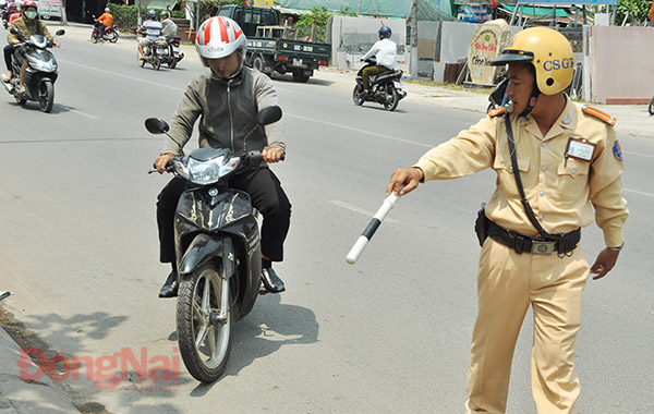 Lực lượng cảnh sát giao thông làm nhiệm vụ tuần tra, kiểm soát, xử lý vi phạm giao thông trên đường Võ Thị Sáu (TP.Biên Hòa).