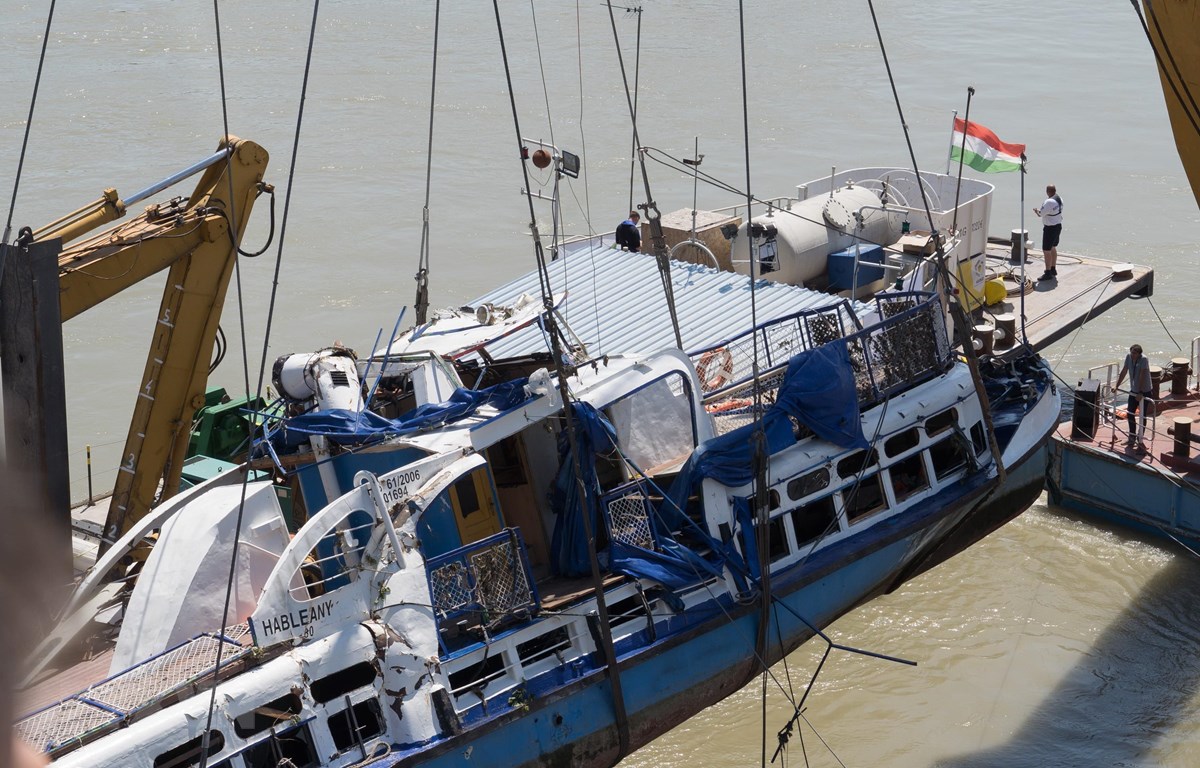 Du thuyền "Người cá" được trục vớt sau một thời gian bị chìm dưới sông Danube. (Ảnh: THX/TTXVN)