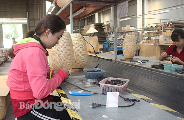 Công ty TNHH Chiếc lá xanh ở Khu công nghiệp Hố Nai (huyện Trảng Bom) kêu gọi đầu tư mở rộng sản xuất bằng việc nhượng lại cổ phần. Ảnh: H.GIANG