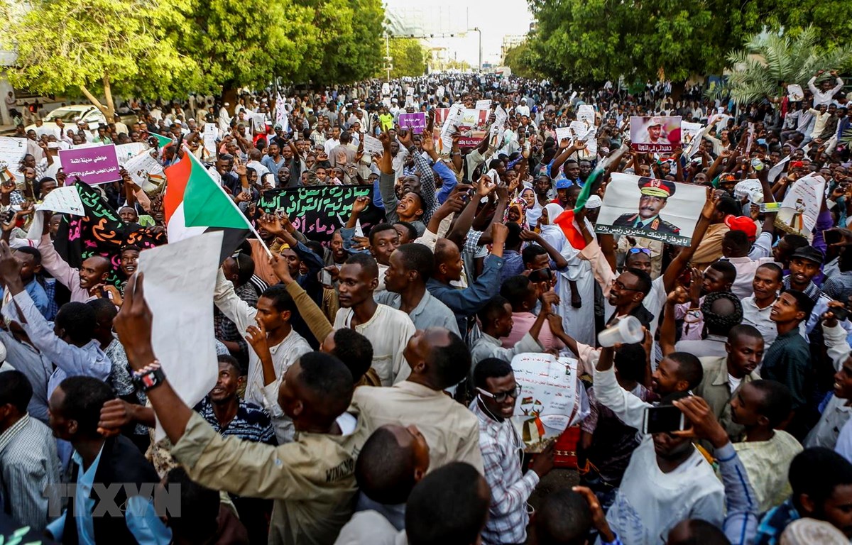Người biểu tình tập trung tại Khartoum, Sudan, ngày 31-5 vừa qua. (Ảnh: AFP/TTXVN)