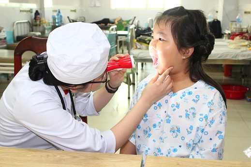Bác sĩ trẻ của Bệnh viện nhi đồng Đồng Nai thăm khám bệnh cho bệnh nhi. 