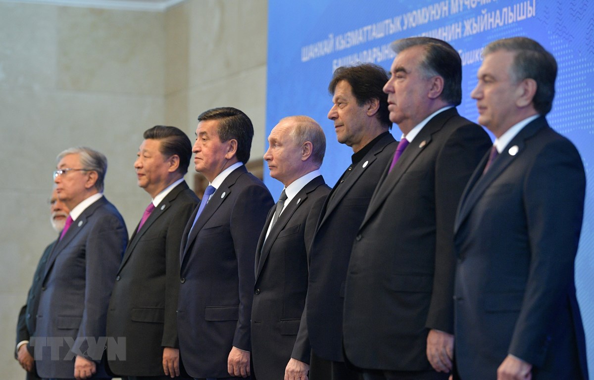 Nguyên thủ quốc gia các nước thành viên Tổ chức Hợp tác Thượng Hải (SCO) chụp ảnh chung tại phiên khai mạc Hội nghị thượng đỉnh SCO ở Bishkek ngày 14/6/2019. (Ảnh: AFP/TTXVN)