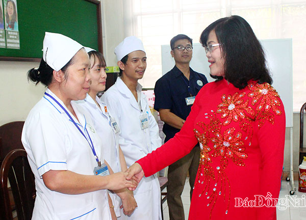 Phó chủ tịch UBND tỉnh Nguyễn Hòa Hiệp bắt tay động viên cán bộ, nhân viên Bệnh viện đa khoa Thống Nhất trong dịp đoàn lãnh đạo của tỉnh đến thăm