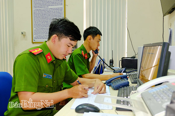 Cán bộ, chiến sĩ  xử lý tin báo của người dân qua Tổng đài 114. Ảnh: M.Thành