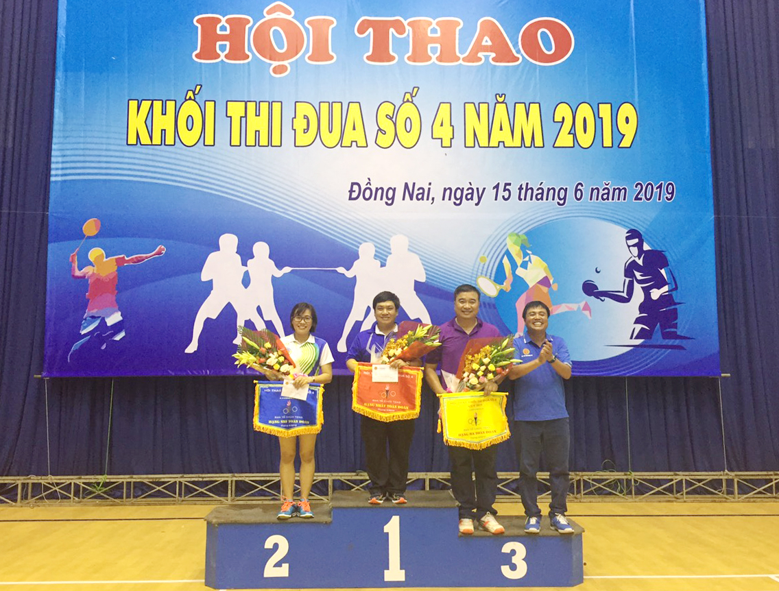 Cục trưởng Cục thuế Đồng Nai Nguyễn Văn Công (bìa phải) trao cờ cho 3 đơn vị dẫn đầu hội thao.