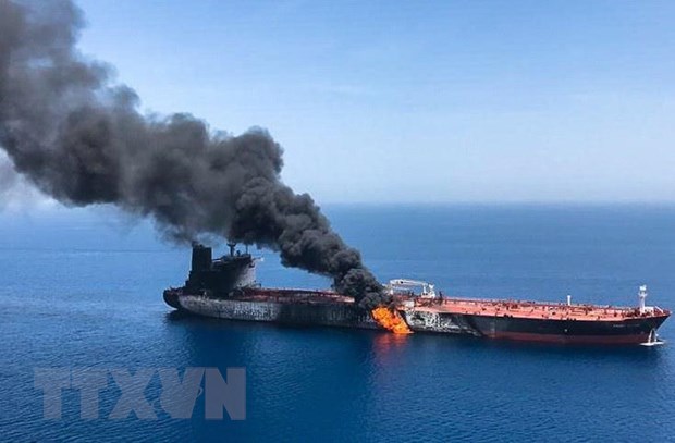 Khói lửa bốc ngùn ngụt trên tàu chở dầu được cho là bị tấn công ngoài khơi vùng Vịnh Oman ngày 13/6. (Ảnh: AFP/TTXVN)