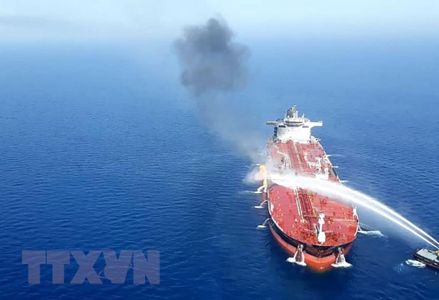  Tàu của hải quân Iran nỗ lực khống chế đám cháy trên tàu Front Altair, tại Vịnh Oman ngày 13-6. (Ảnh: AFP/TTXVN)