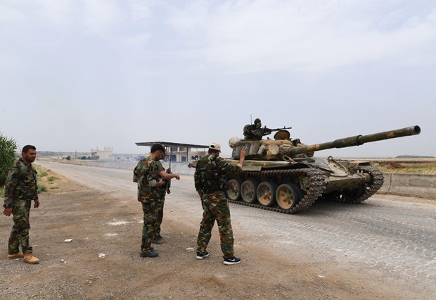 Binh sĩ quân đội Syria giao tranh với phiến quân tại Hama. (Ảnh: AFP/TTXVN)
