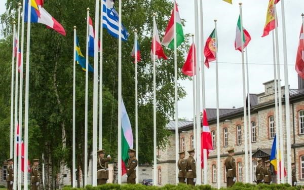 Lễ kéo cờ các thành viên NATO. (Nguồn: NATO CCDCOE)