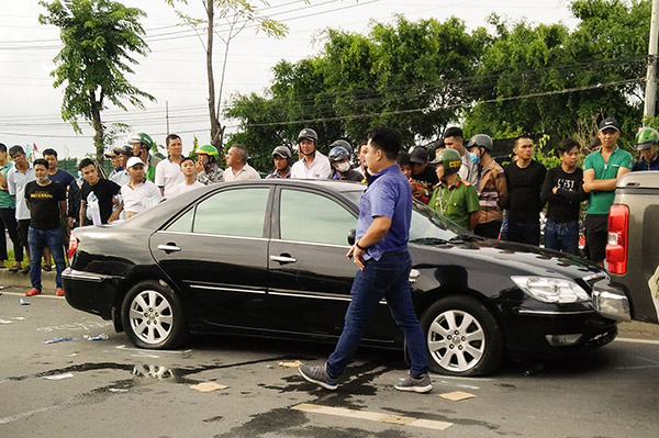 Hiện trường vụ chặn xe  xã Hiệp Hòa. Trong ảnh: Giang “36” (áo xanh) đang chỉ đạo nhóm đàn em vây xe trên đường Đặng Văn Trơn